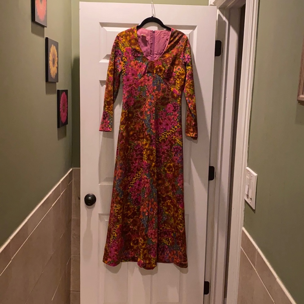 Stunning size 8 Vintage Floral Dress — UNIQUE!